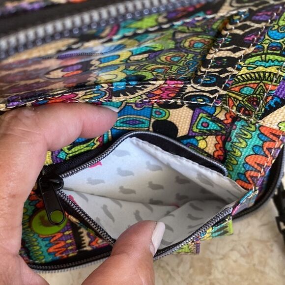 As New! SAKROOTS Peace Smartphone Wristlet Crossbody Bag Radiant One World - Picture 10 of 14